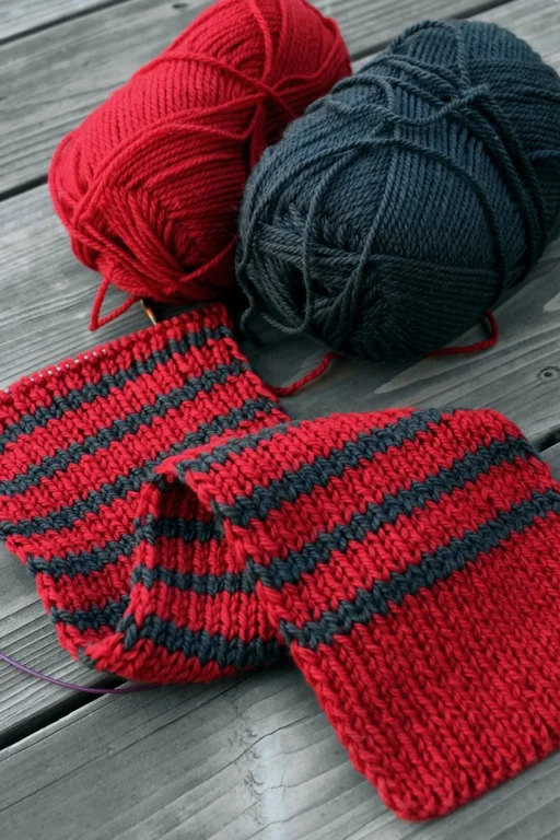 I’m knitting a cushy scarf in red and grey for the Red Scarf Project. | withwool.com