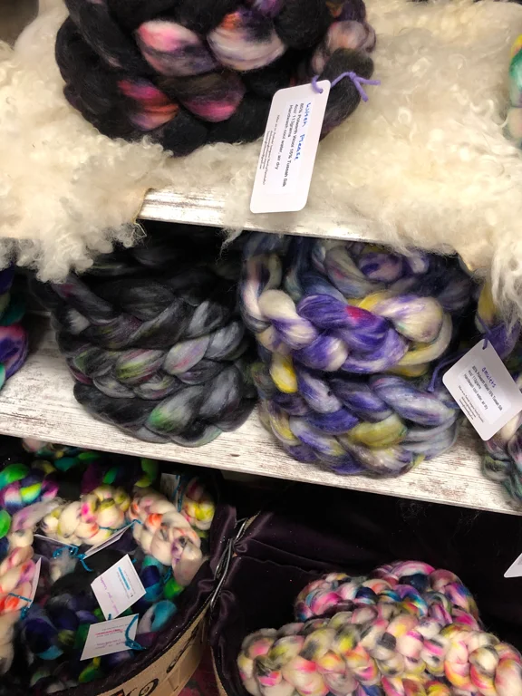 Learn how to shop at a fiber festival, and follow along with me for the day at Estes Park Wool Market 2019. | withwool.com #fiberfestival #epwoolmarket #spinning #knitting #estespark
