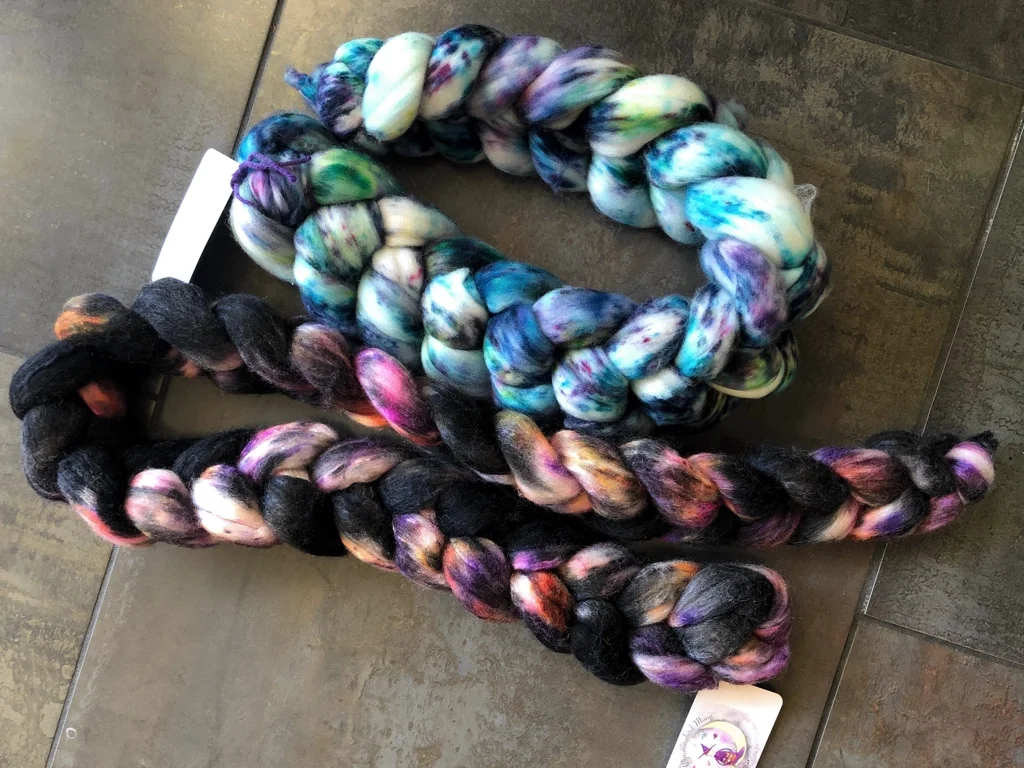 Learn how to shop at a fiber festival, and follow along with me for the day at Estes Park Wool Market 2019. | withwool.com #fiberfestival #epwoolmarket #spinning #knitting #estespark
