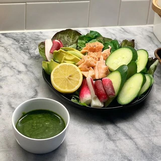 Simple food for complicated times. 🥬🥒🌶🧄🥑
.
CSA season is BACK! @hillandhollowfamily continues to grace us with their magic. This spring produce is making for bright and flavorful salads. .
Roasted simple salt and pepper salmon, sliced some cucum