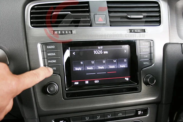 By holding the mute button for 3 seconds, the factory screen will switch to navigation.