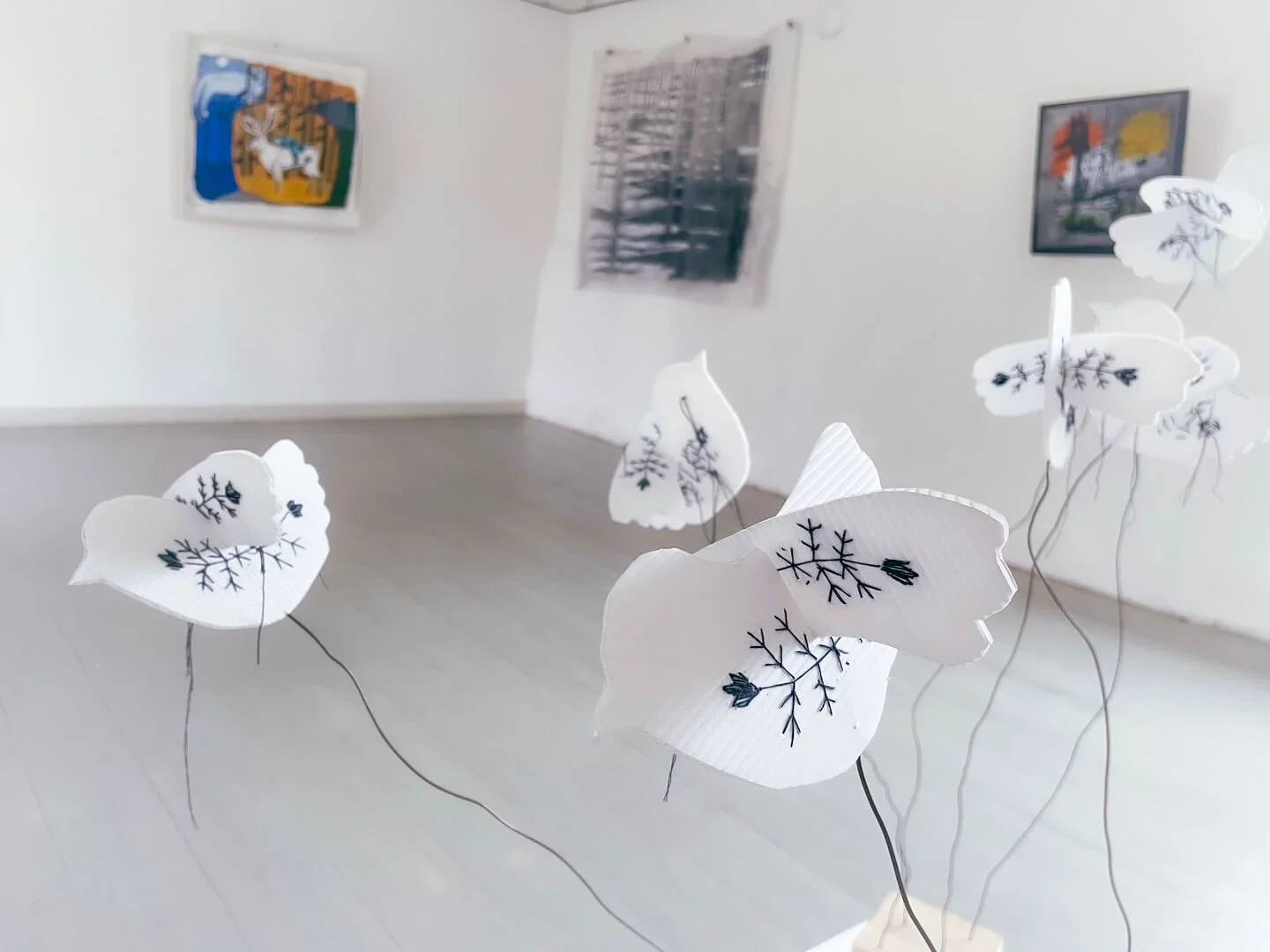 Linda Lasson, textil. Fåglar i förgrunden, fotografi från Sadelmakarlängans galleri.