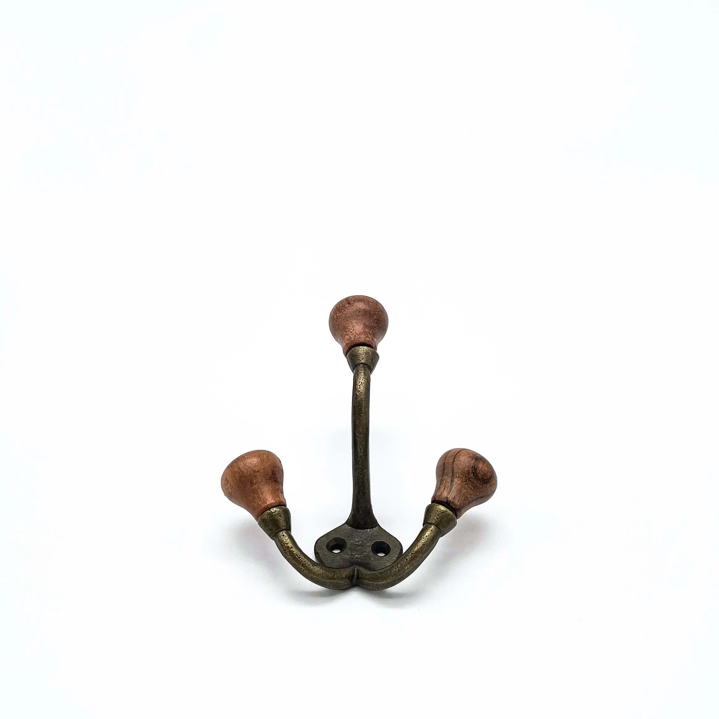 Tre-Krok--metall--knoppar--trä--001.jpg