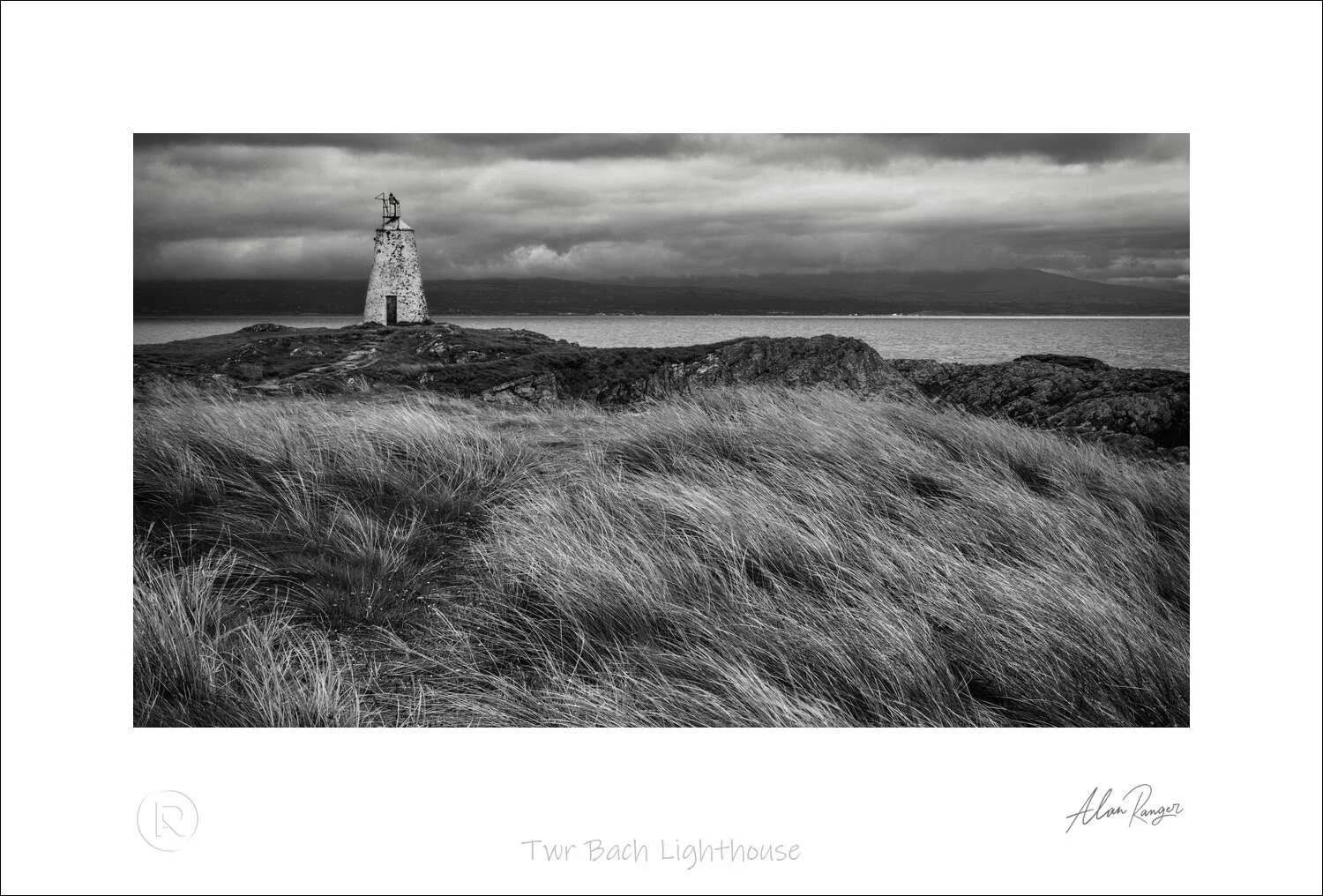 Twr Bach Lighthouse.jpg