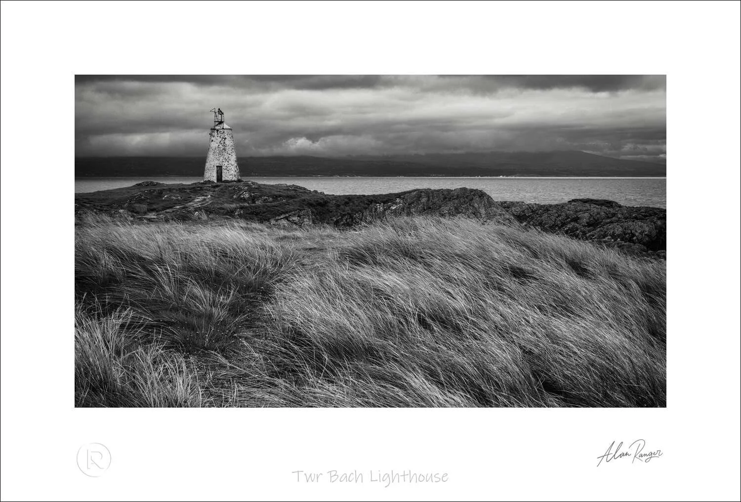 Twr Bach Lighthouse.jpg