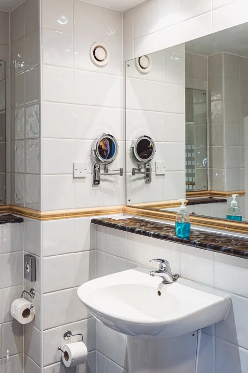 En-suite bathroom property photography