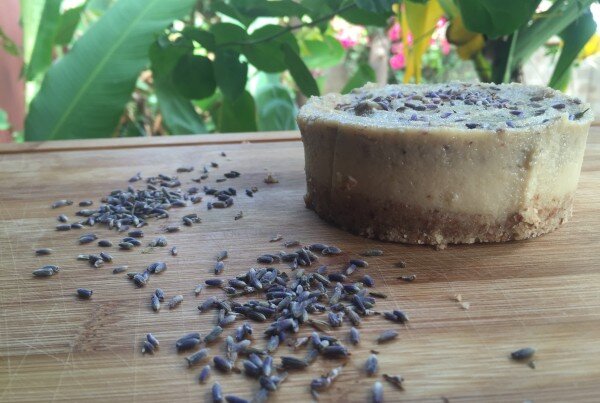 lavender_lemon_cheesecake_raw-vegan_more-pleaze_cashew-cream3-600x403.jpg