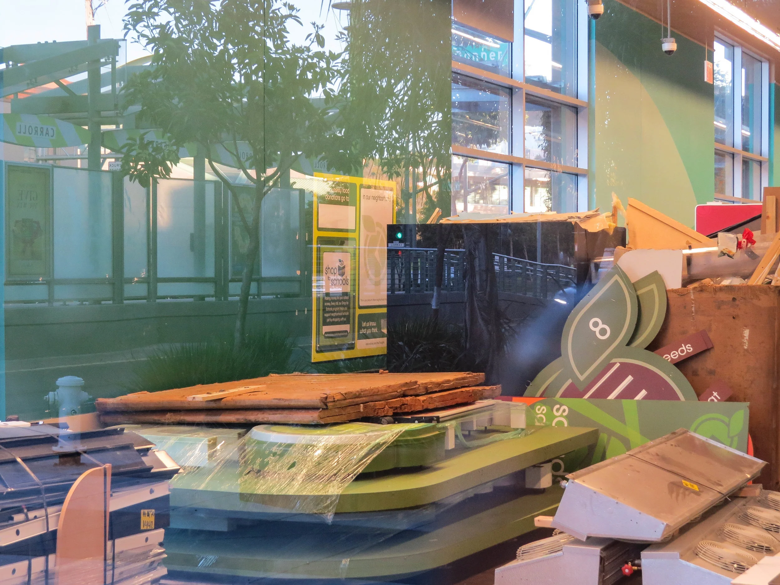 CLOSED within a 3 year period, the Fresh and Easy Grocery Store, was once a bright spot in the Bay View Hunters Point 3rd Street, San Francisco neighborhood.