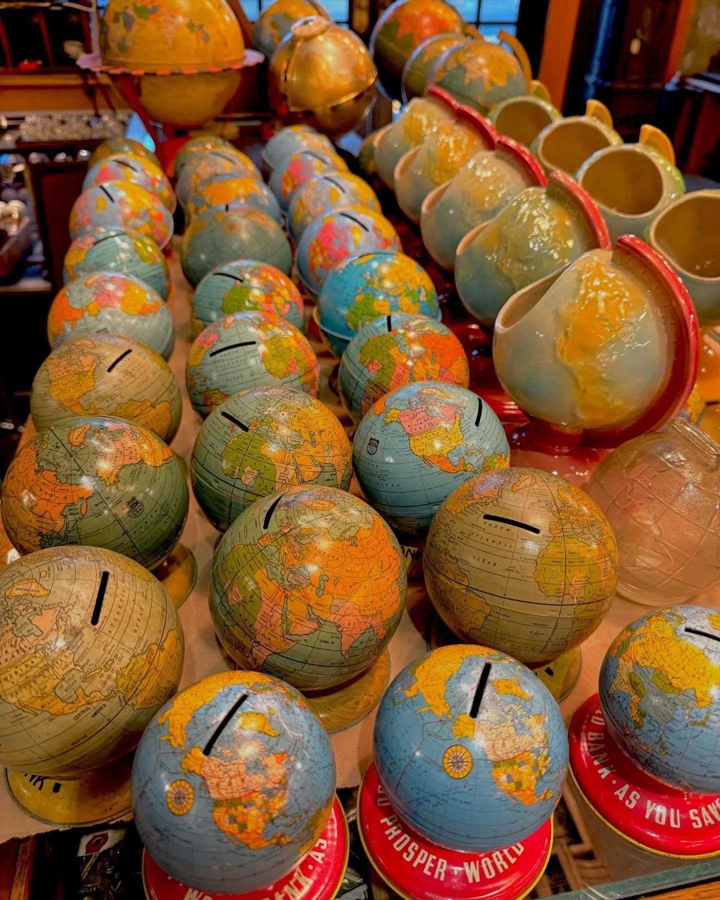 Think globally&hellip;buy locally!!😃

#vintageglobe #vitageglobes #vintage #shawneepottery #coinbanks