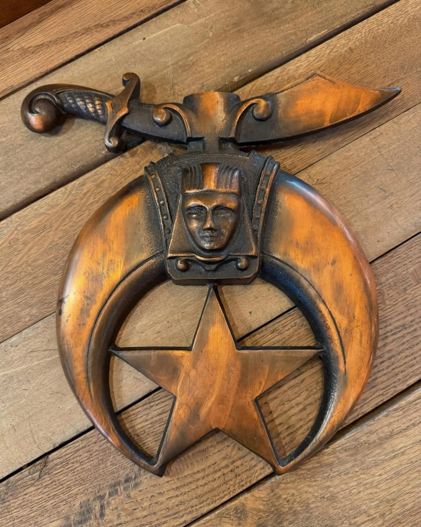 Really cool large Shriner medallion. 
The back is almost as interesting as the front!  It says, &ldquo;Made for  Al Kader Ritualists&rdquo;, Made in Oregon&rdquo;, and has a very cool foundry maker&rsquo;s mark. 
Made of copper plated cast iron. 
Rou
