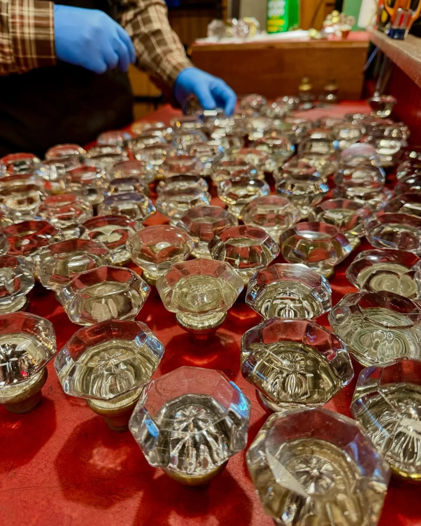 What do you do on a slow quiet rainy Sunday morning? 
Dig out the bins of antique glass doorknobs that have accumulated and play Match Game!
💎😃💎
At first glance they may all look the same, but, they ARE NOT. It is ASTONISHING how many slight varia