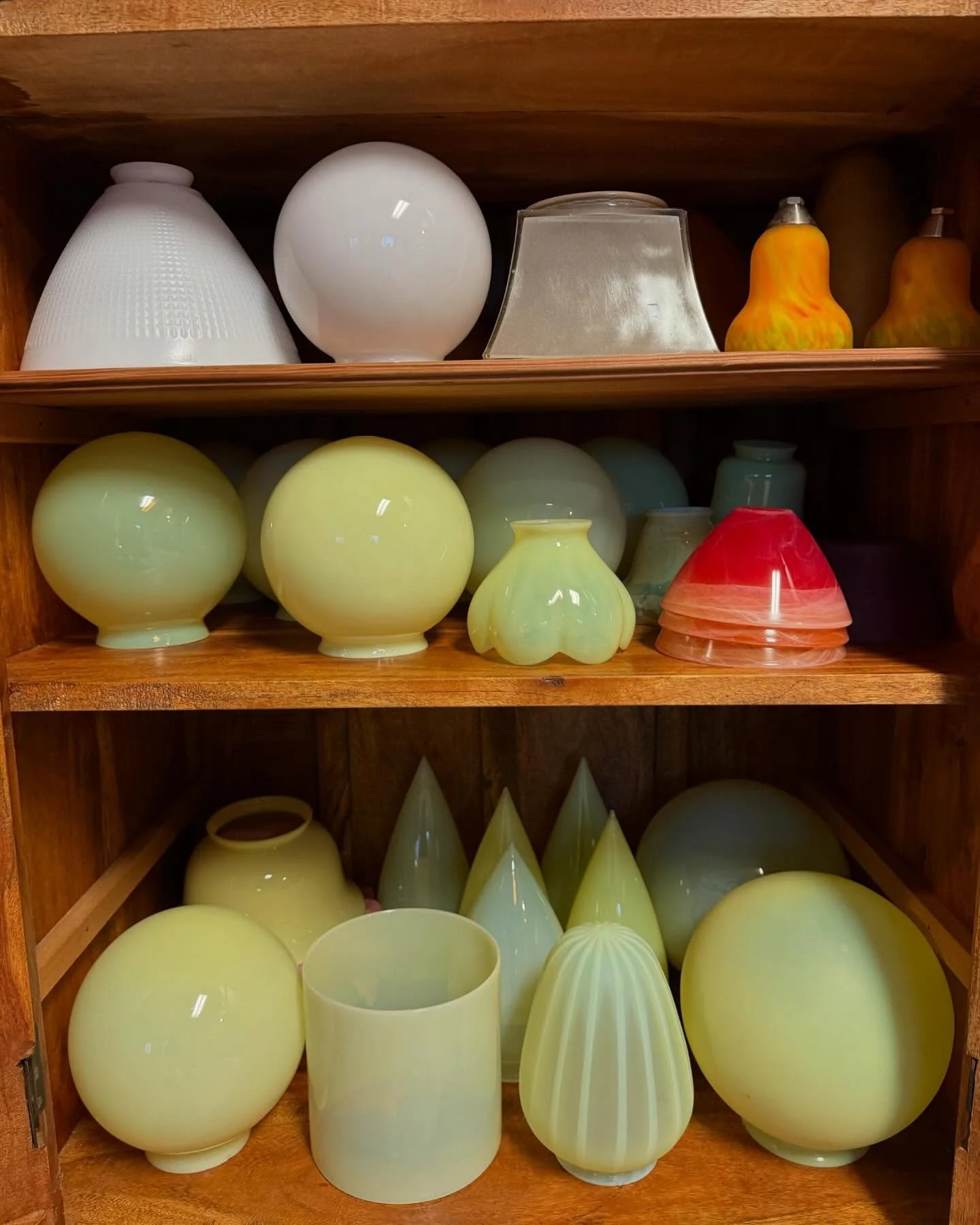 Today&rsquo;s lightning buy was everything we hope for when going out on a buy! Great treasures from great people is always the best! 
This is one of the best antique lighting shade collections we&rsquo;ve EVER got into! Even the drive to Seattle in 