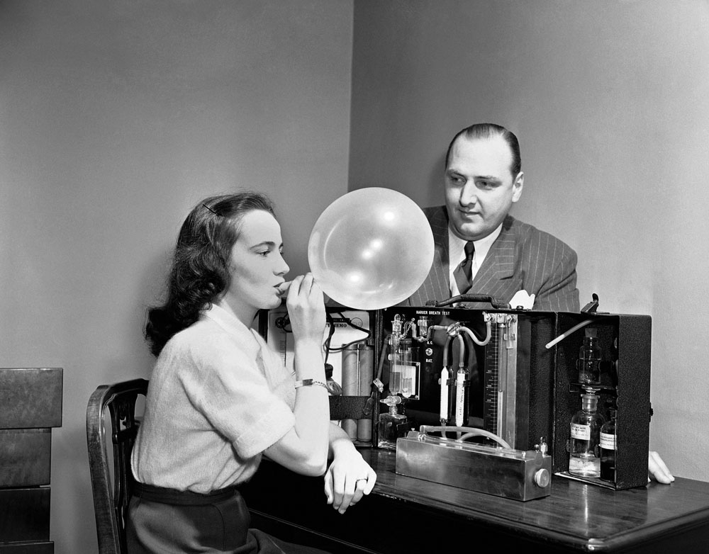  Demonstration of the "Drunkometer" (1950). Image via Paleofuture. 