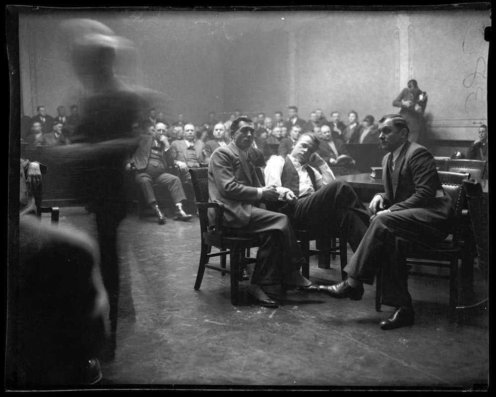  John Dillinger during a court hearing in Crown Point, Indiana (1934). Photo via Chicago Tribune. 