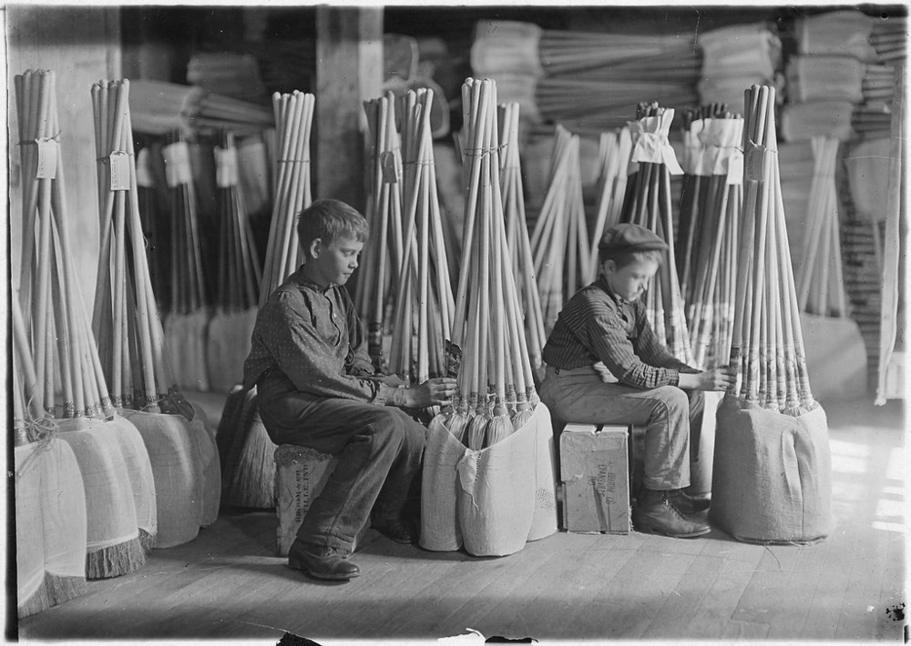  Boys in Packing Room. S. W. Brown Mfg. Co., Evansville, Ind. (1908).&nbsp;Photo by Lewis Hine via Library of Congress. 
