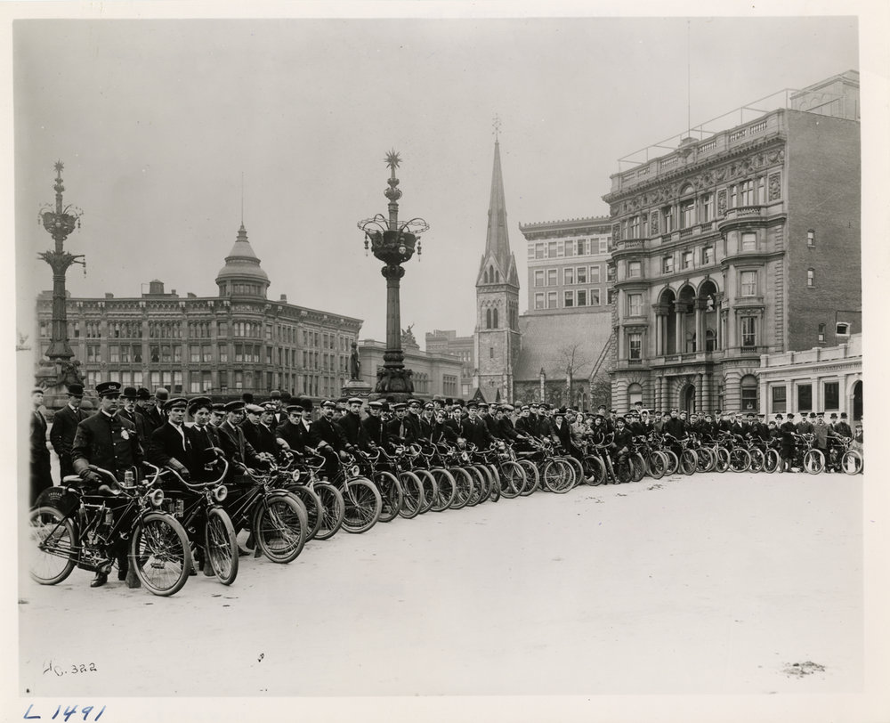  View of large group of motorcyclists gathered at Monument Place in Indianapolis, Indiana (1908). Image via Wikimedia. 