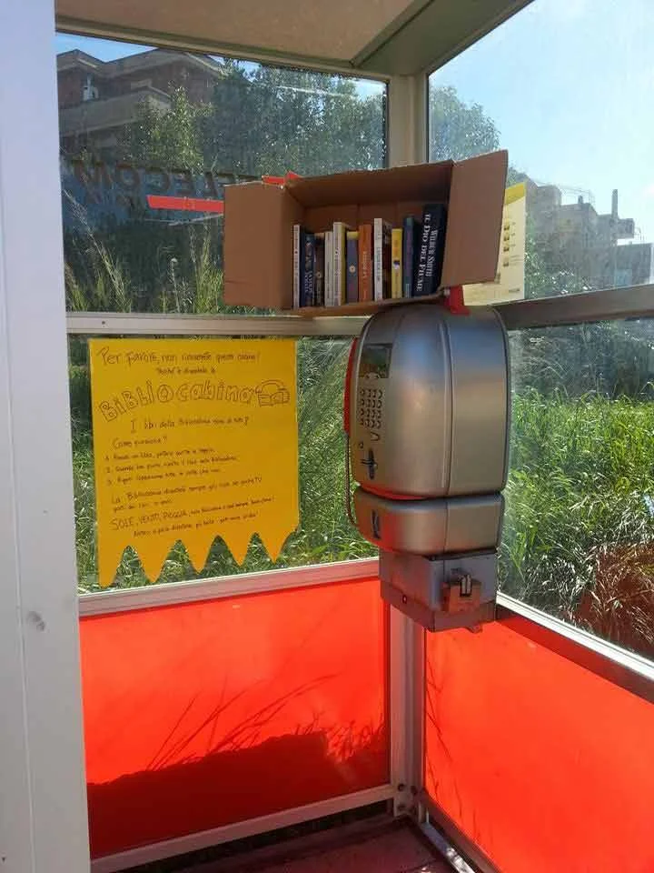 Cerveteri: la poco fortunata bibliocabina inaugurata nel febbraio 2015 che, dopo pochi giorni, ha subito il furto dei libri dai propri scaffali. :(