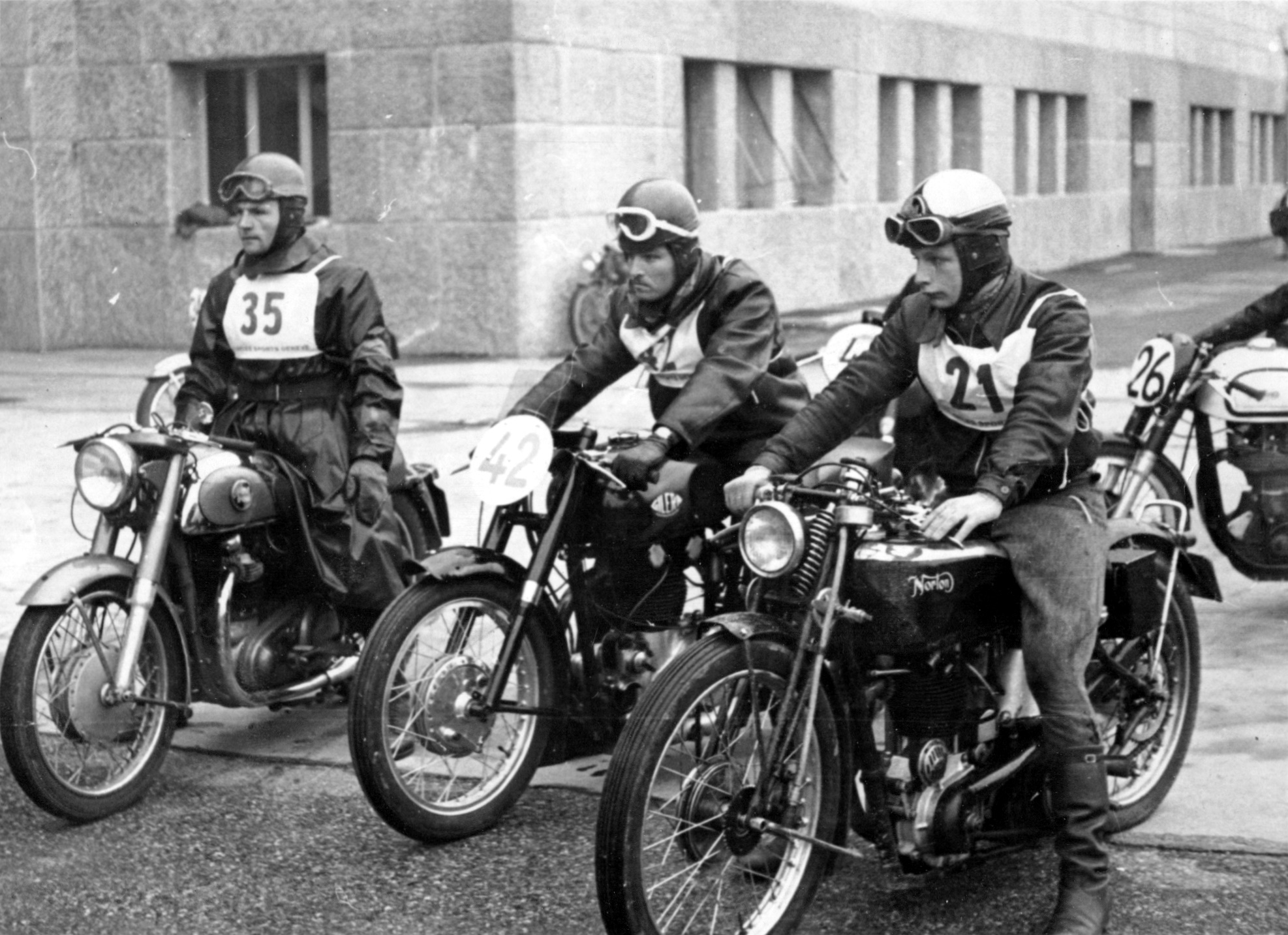 1954 Norton Club Race vs Gilera.jpg