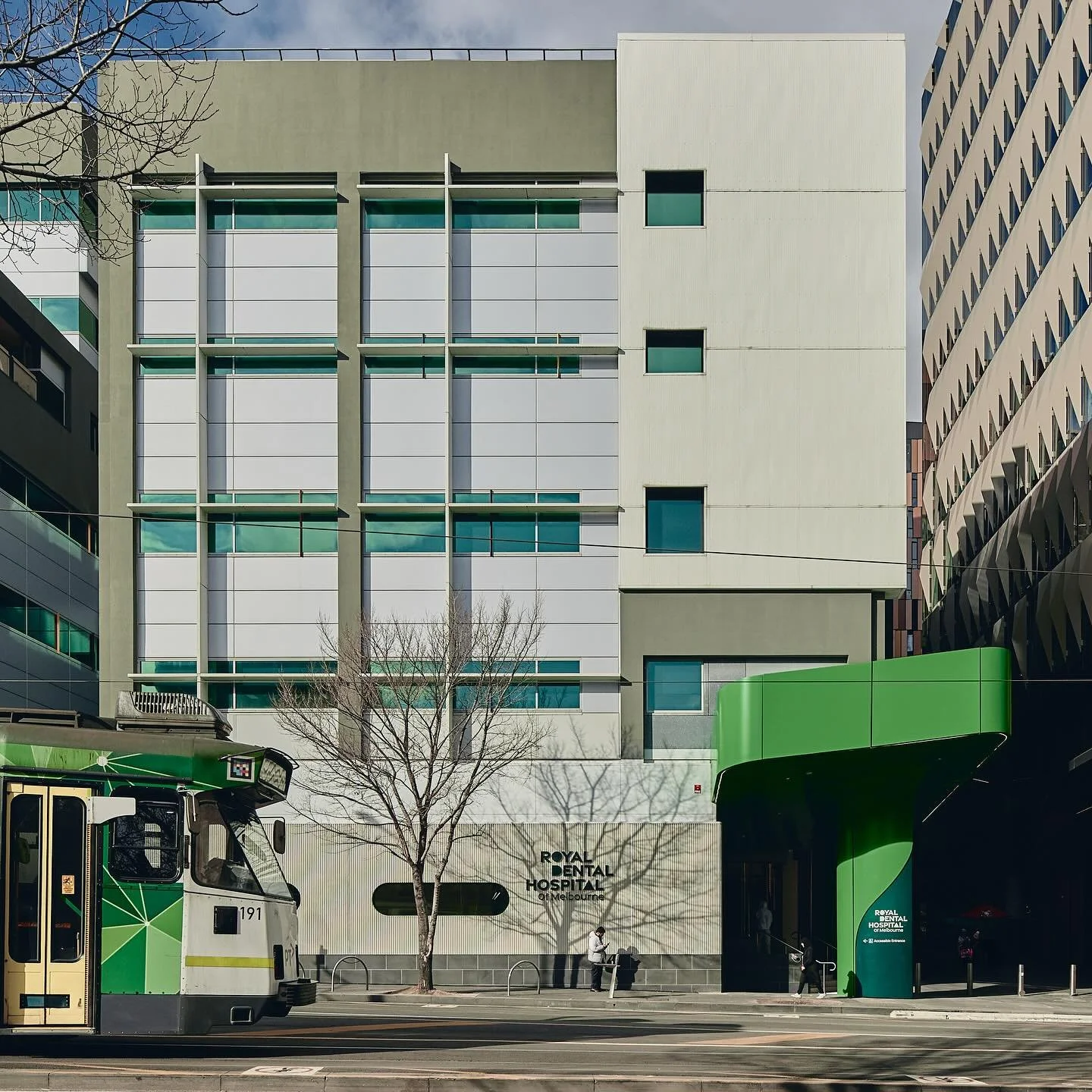 The Royal Dental Hospital in Melbourne recently underwent a significant renovation, including a reworking of the hospital entry to be more open and welcoming. FFLA worked with @paulmorganarchitects to strategically integrate a range of planting into 
