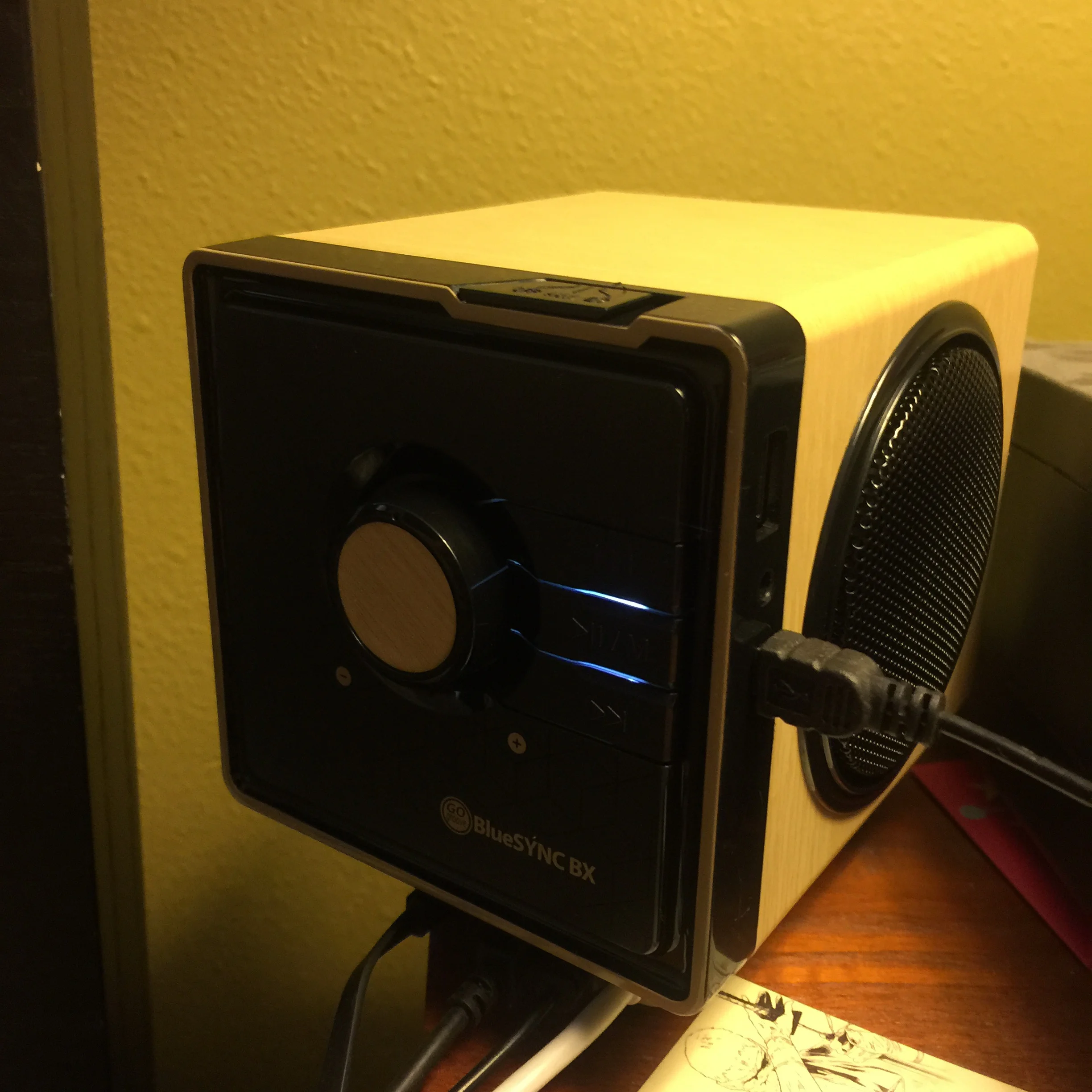 This cool tabletop BX Bluetooth speaker from GoGroove is part of their BlueSYNC line. While it's dual drivers and multiple input sources are pretty standard, and it's wood grain finish helps it fit in nicely on my night stand, GoGroove is hopeful that what will set this product line apart from the masses is the addition of a removable and rechargeable battery that is interchangeable with the other speakers in the lineup.