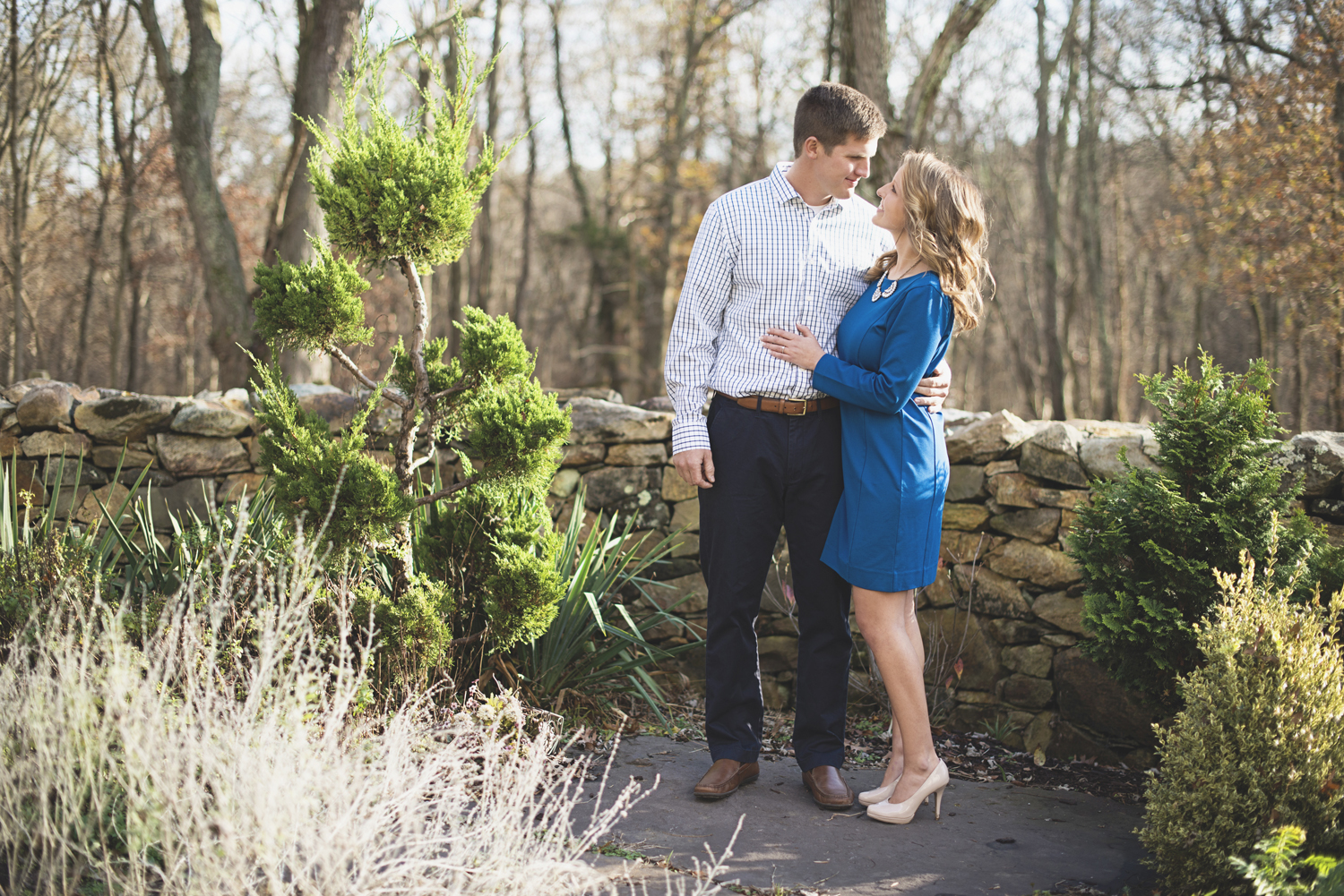 Destination Northern Virginia Engagement Session | Dressy blue and white engagement pictures