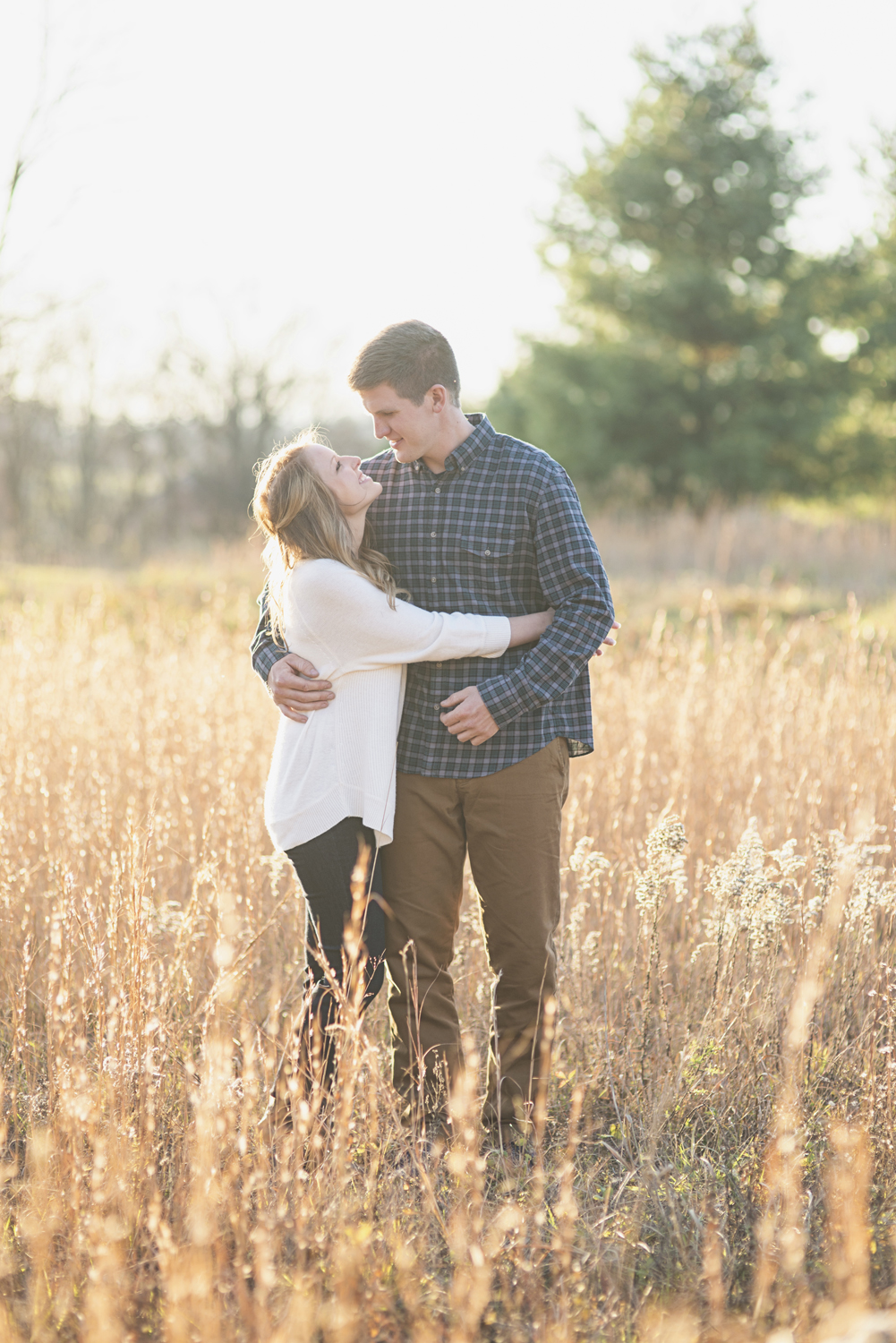 Destination Northern Virginia Engagement Session | Casual J Crew engagement pictures in field with golden light