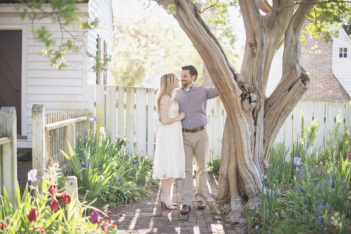 Elegant sunrise engagement session | Williamsburg engagement portraits | Spring tulips