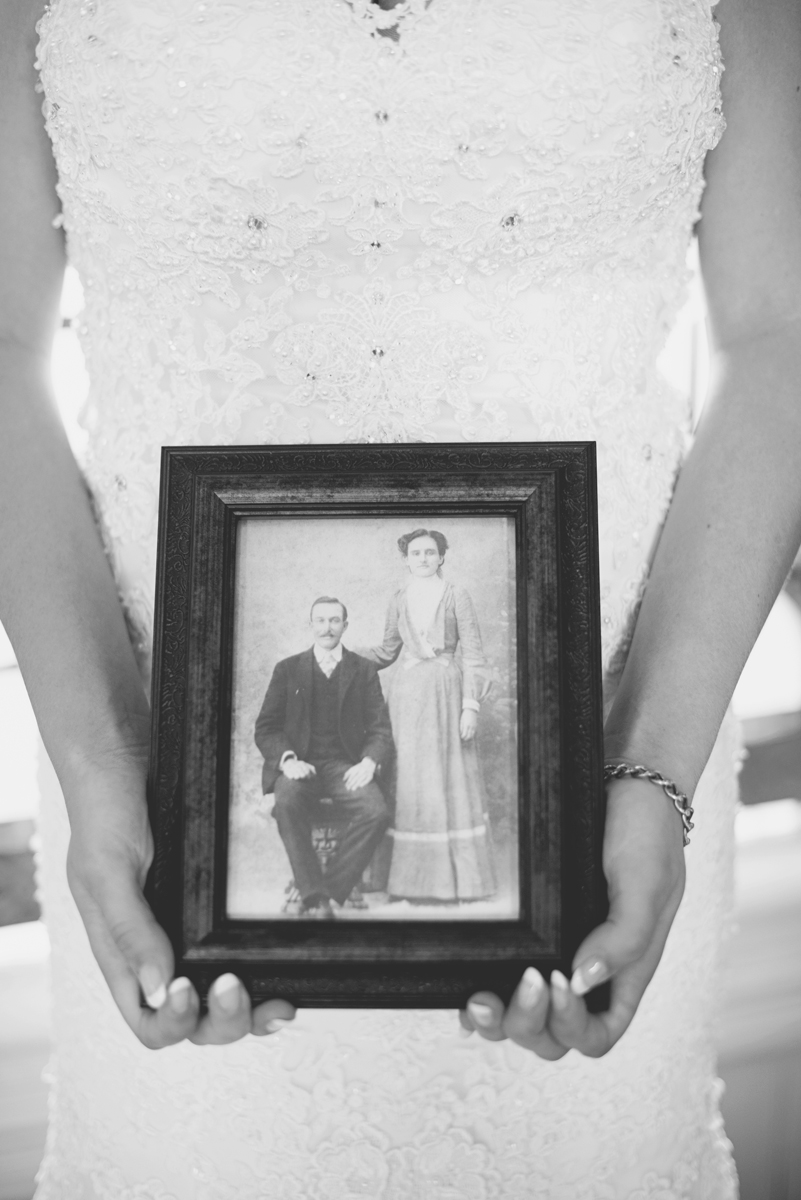 Nautical Navy Virginia Wedding | Navy Blue Wedding Colors | Bride holding family heirloom