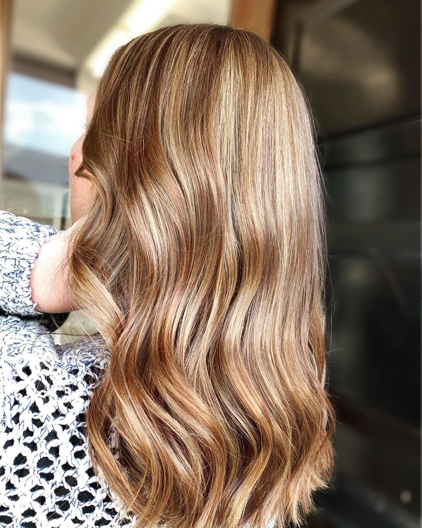 auburn feels💗

How stunning is this lil masterpiece! Let&rsquo;s do something different t for winter&hellip; contact us to book! 
.⁣
.⁣
.⁣ @elyse_lavilla 
.⁣
.⁣ 
#hairgoals #blondehair #balayageombre #showmethebalayage #highlights #blondespecialist 