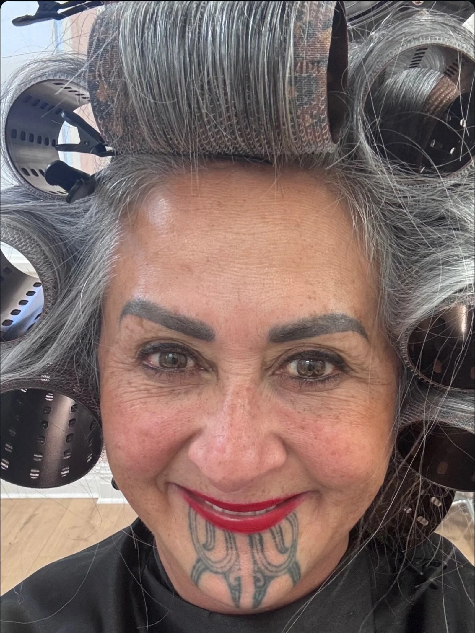 @tinajeune rocking our @hello.bleach rollers @lavilla.nz 🔘