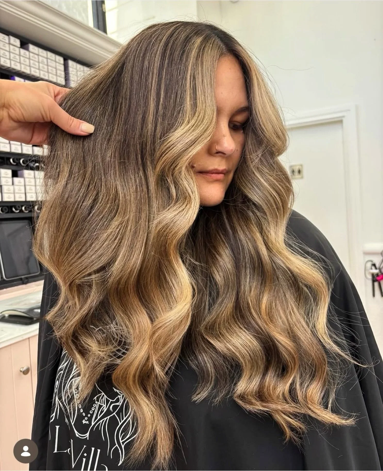Warm, dimensional &amp; beautiful 🤎

Loving this soft brunette blend with ribbons of creamy blonde, designed to give brightness without losing that rich, expensive depth. 

And of course finished with big, glossy waves because beautiful colour deser