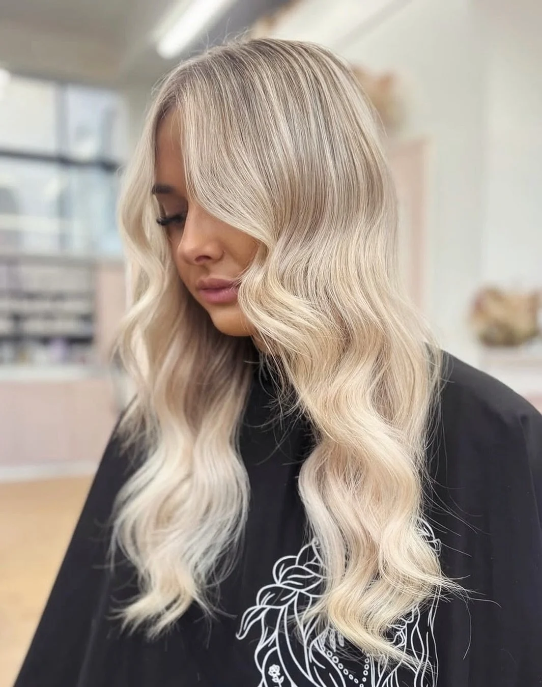 Just another bright, bouncy, healthy blondie floating out of LV with the hair of her dreams ✨ @elyse_lavilla knocking out the goods as per usual 💜