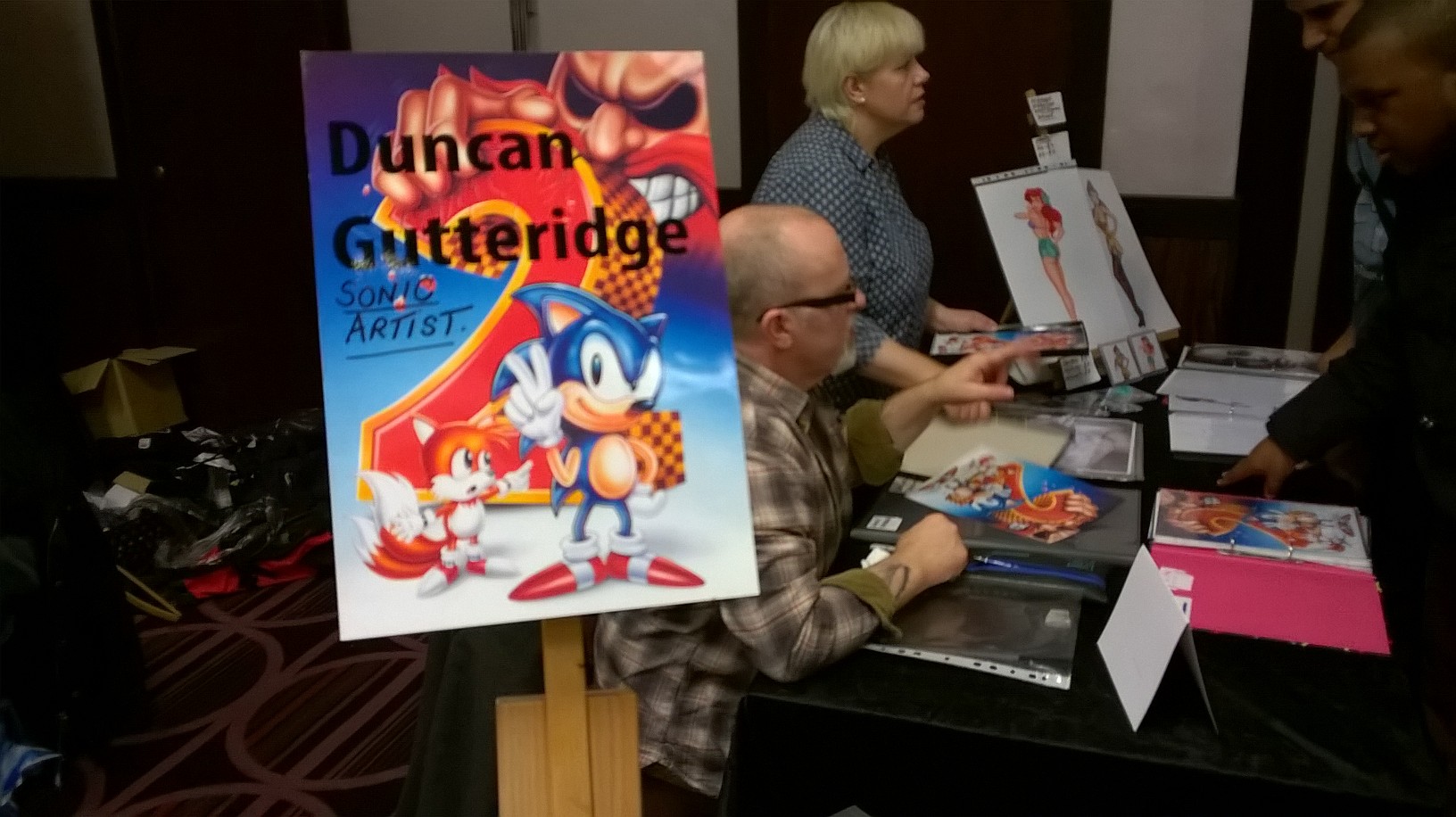 Sonic 2 Cover artist, Duncan Gutteridge, was signing prints of his iconic work