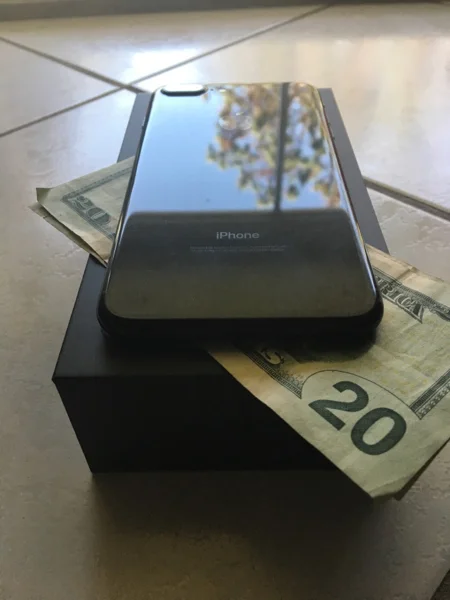 2017-09-15 - Cost of Apple's iPhone Upgrade Program 600.jpg