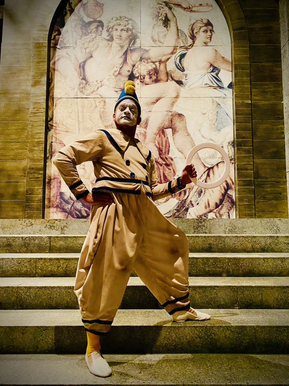 Squeeze goes to the Opera