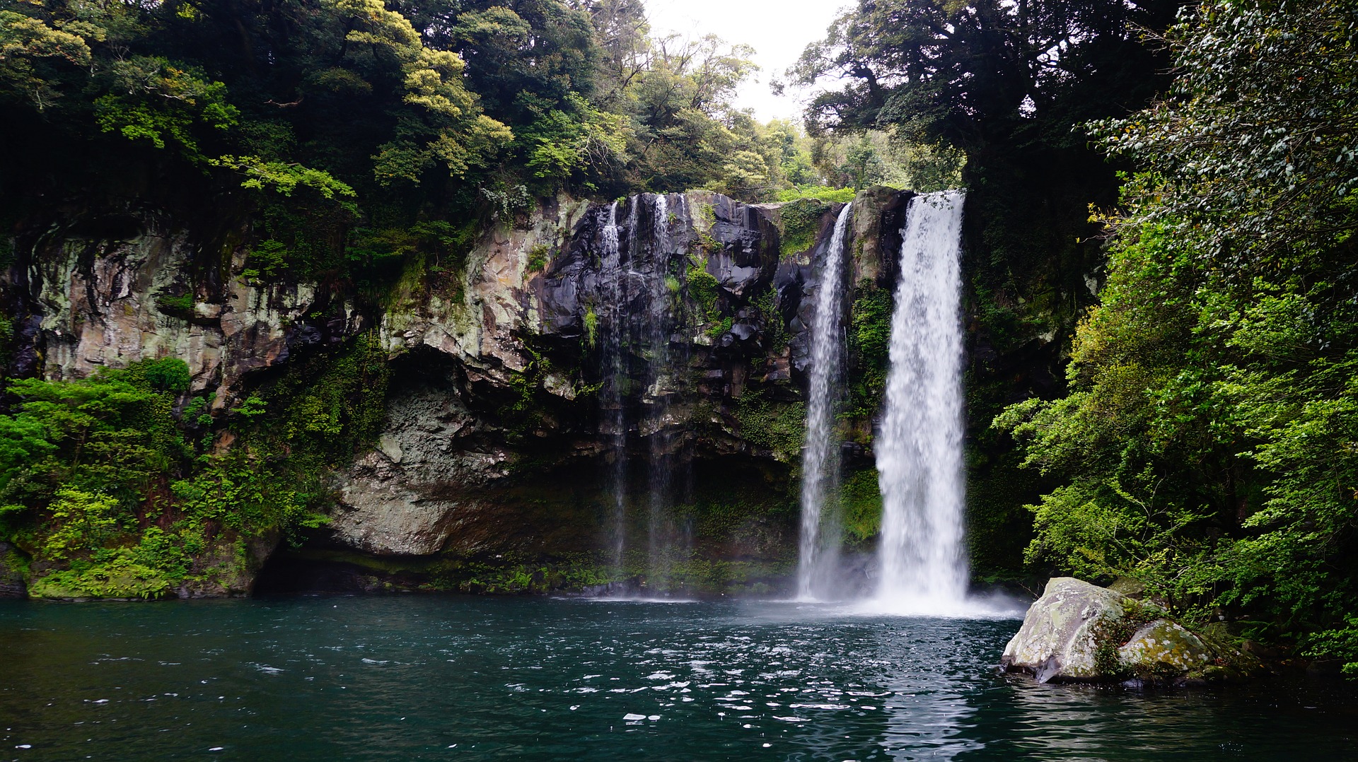 Cheonjiyeon Waterfall.jpg