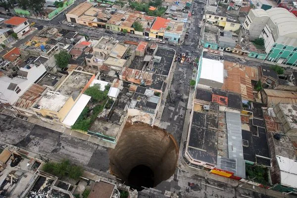 Incredible ...More photos at National Geographic: http://news.nationalgeographic.com/news/2010/06/photogalleries/100601-sinkhol....jpg