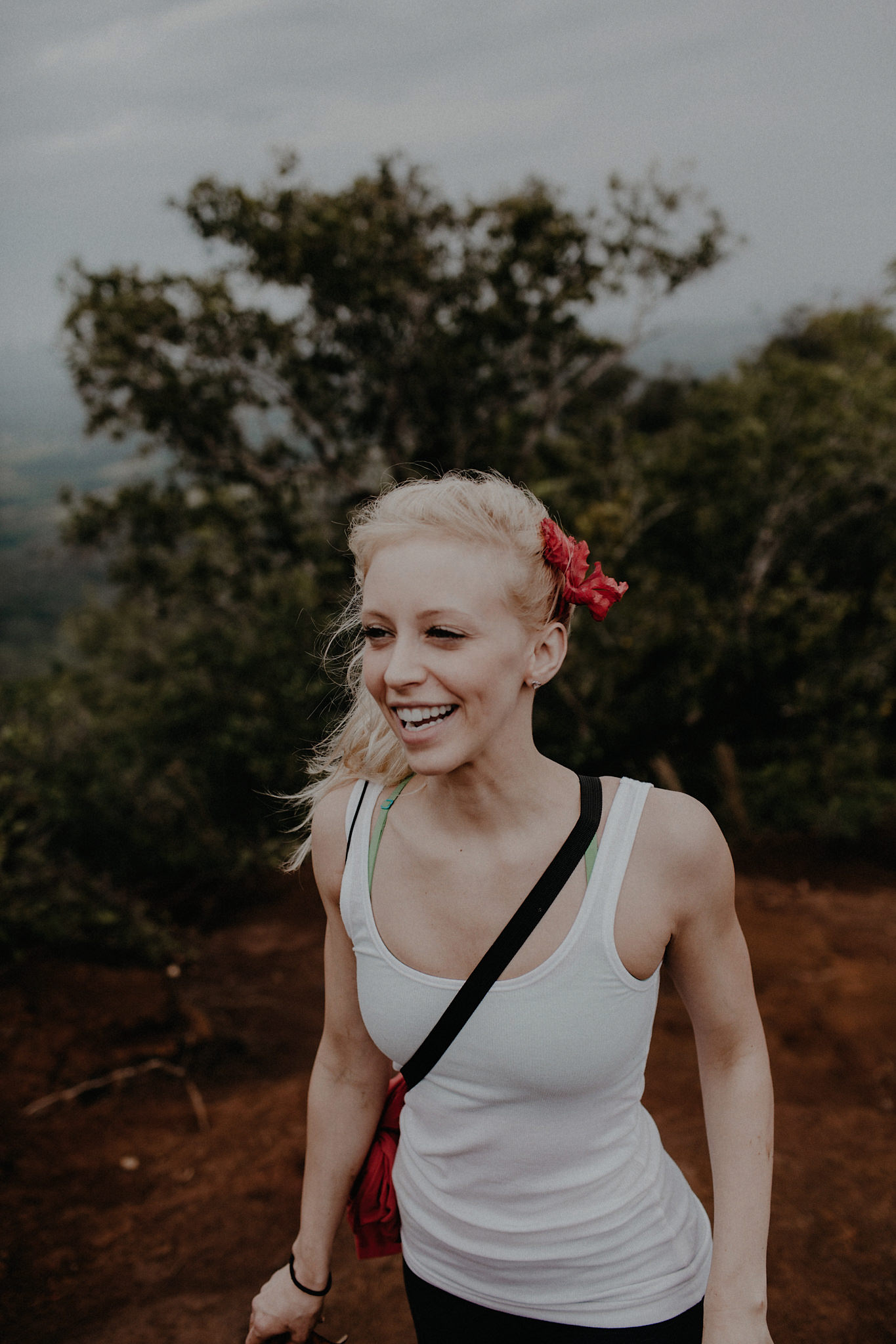 hawaii elopement bride hiking photo