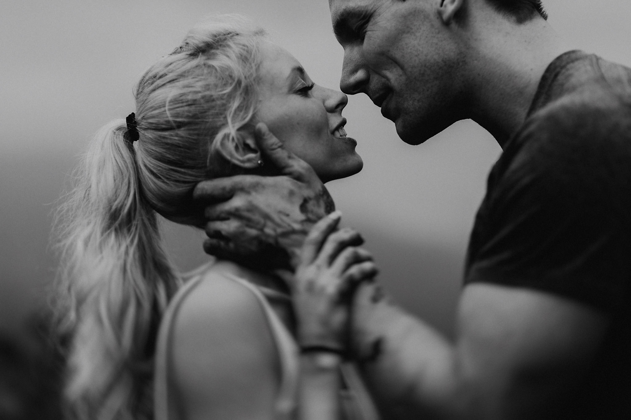hawaii elopement bride groom kissing photo