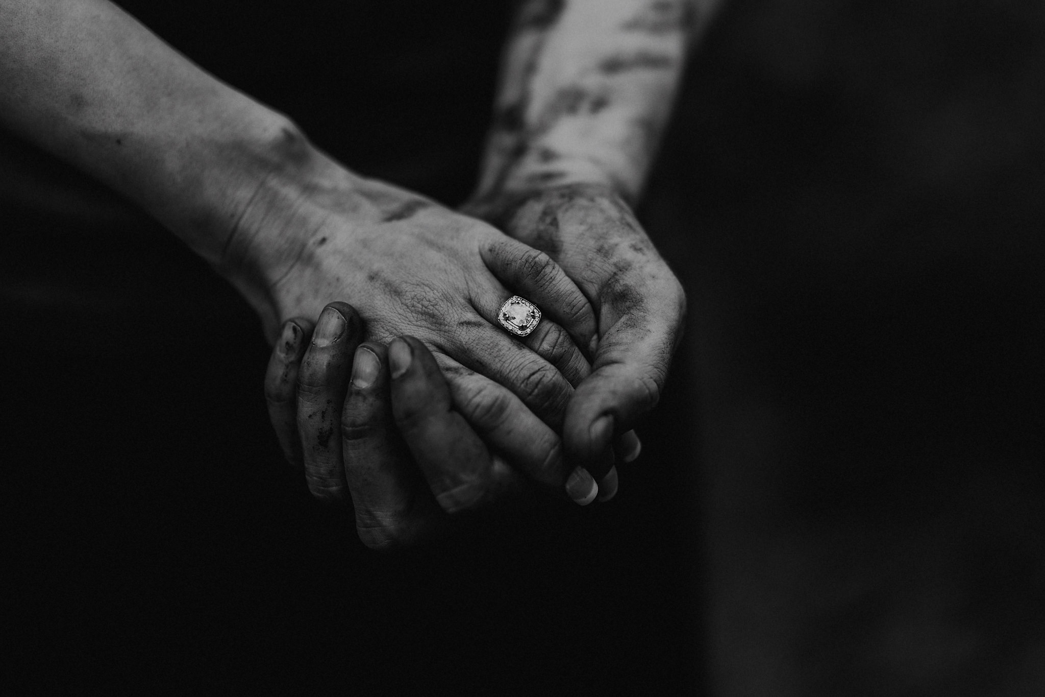 hawaii elopement bride groom hands ring photo