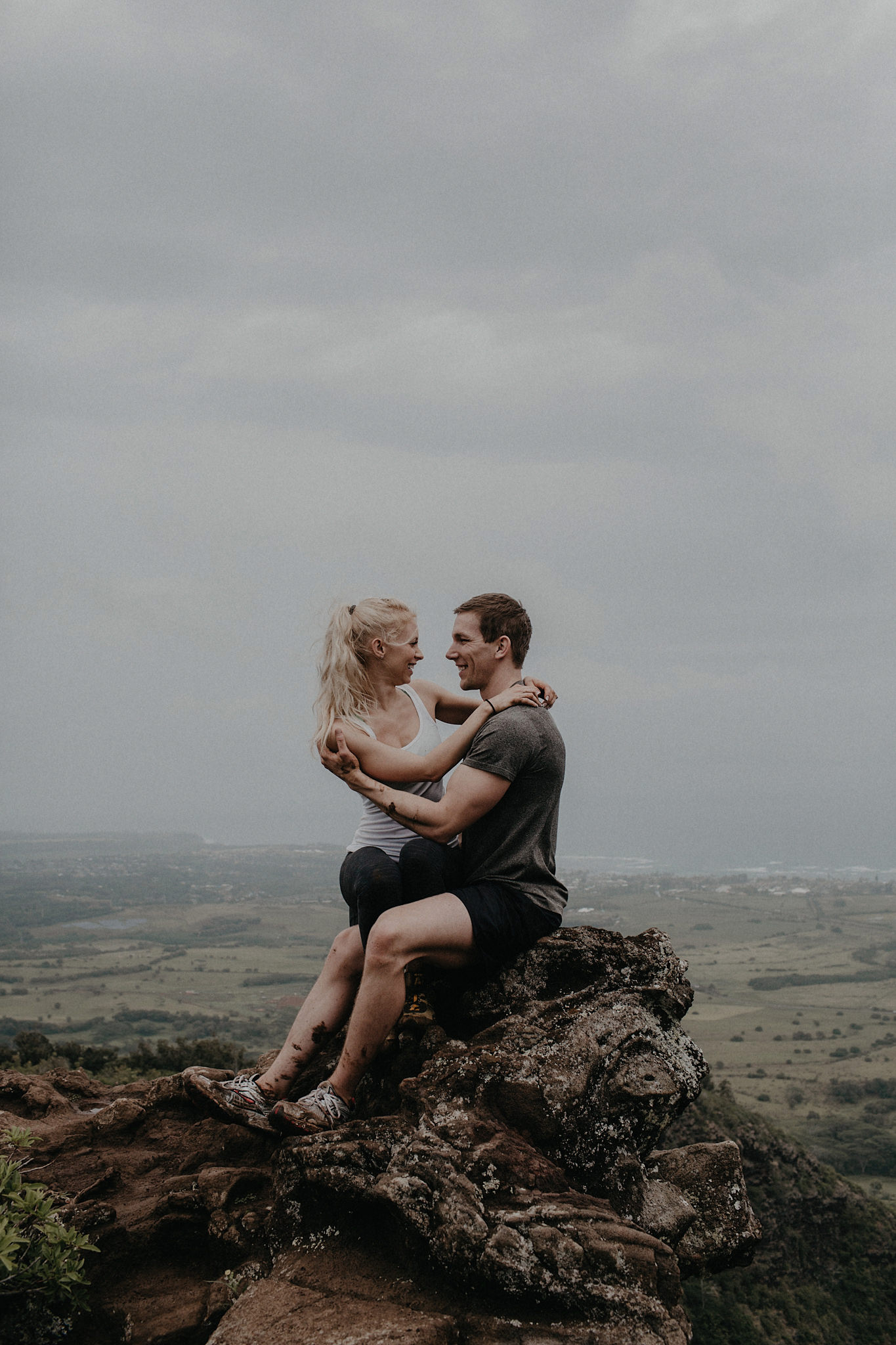 hawaii elopement bride groom hiking photo