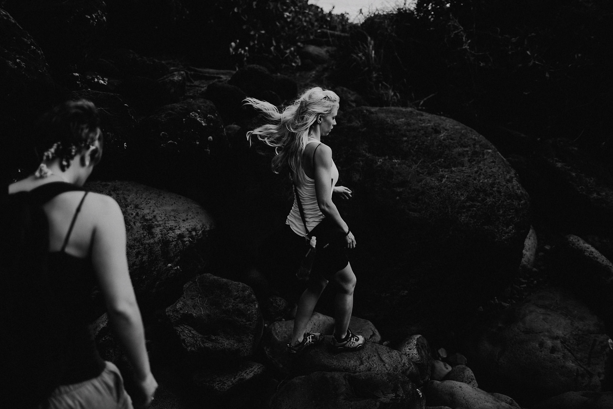 hawaii kauai elopement na pali coast mountain hike bride photo