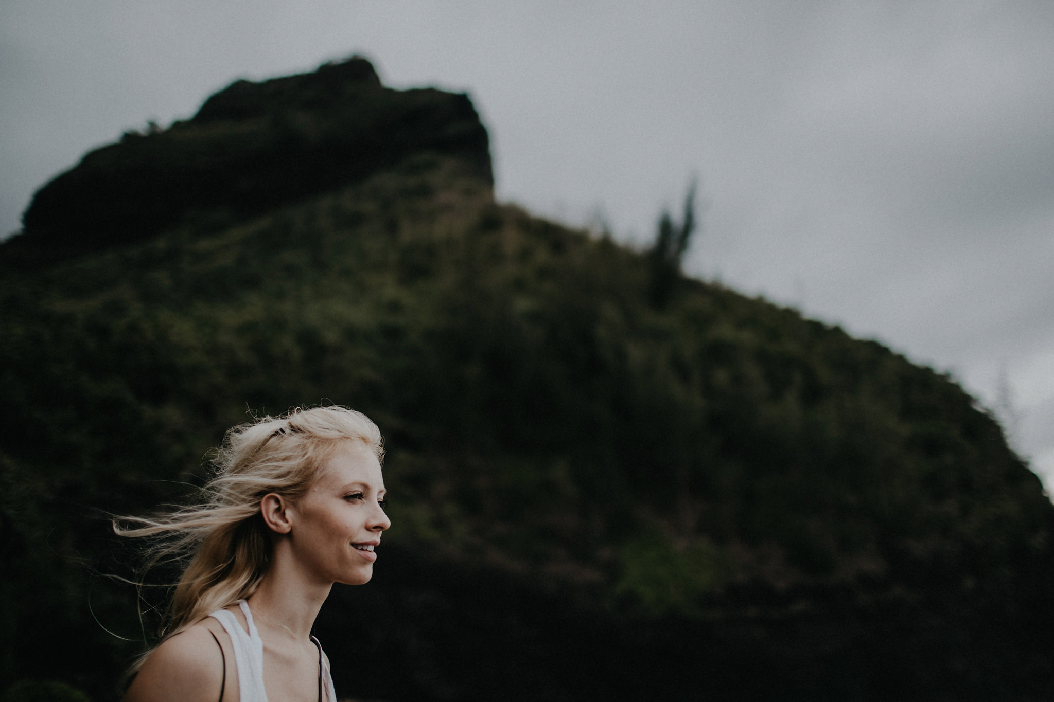 hawaii kauai elopement na pali coast mountain hike bride photo