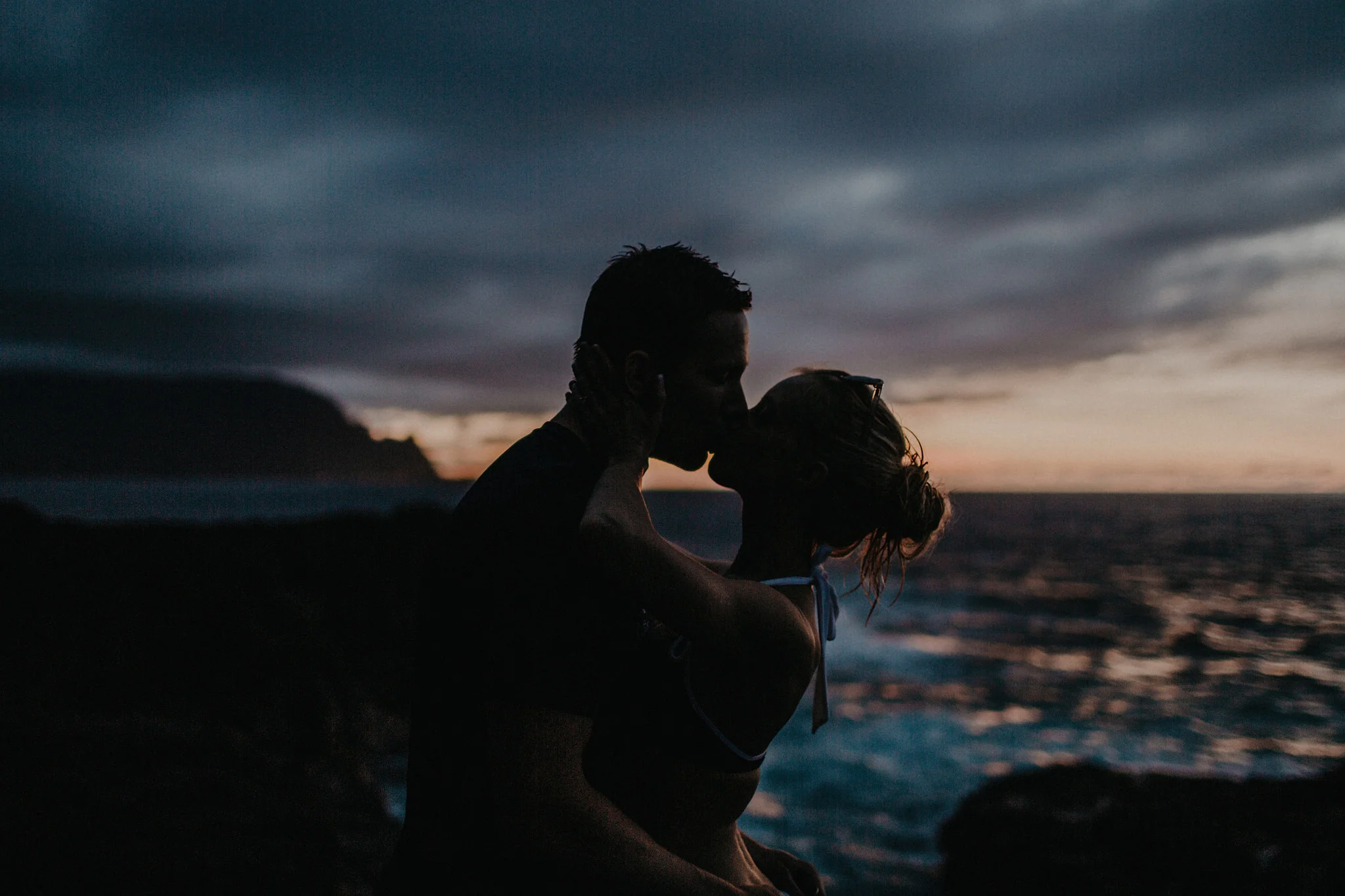 hawaii kauai elopement queens bath sunset kissing photo