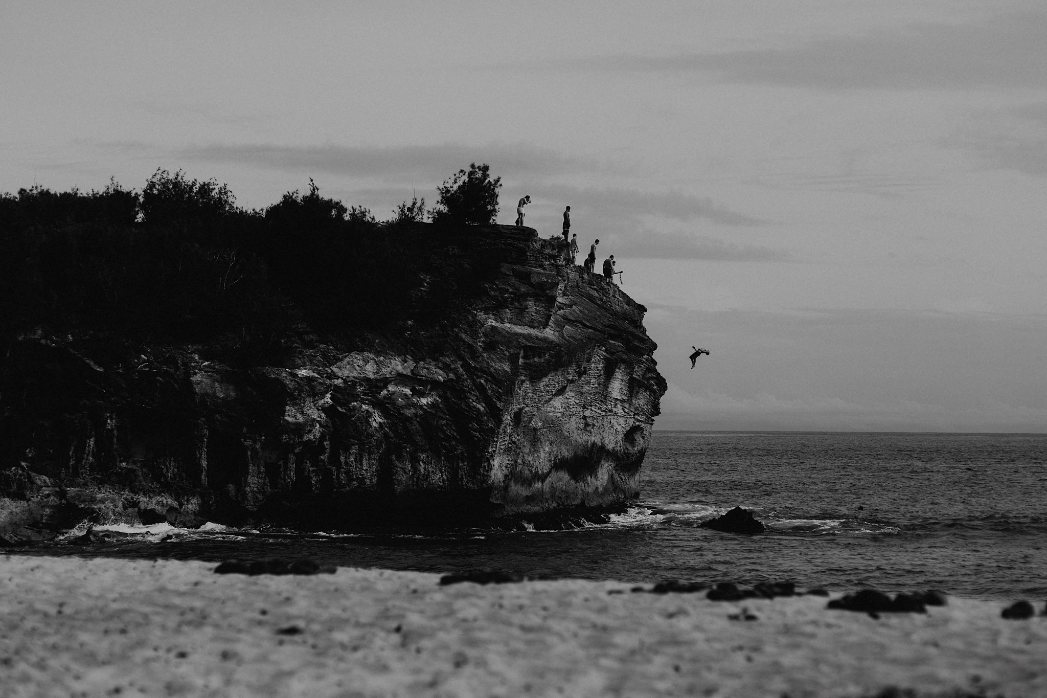 hawaii kauai elopement cliff jumping backflip photo