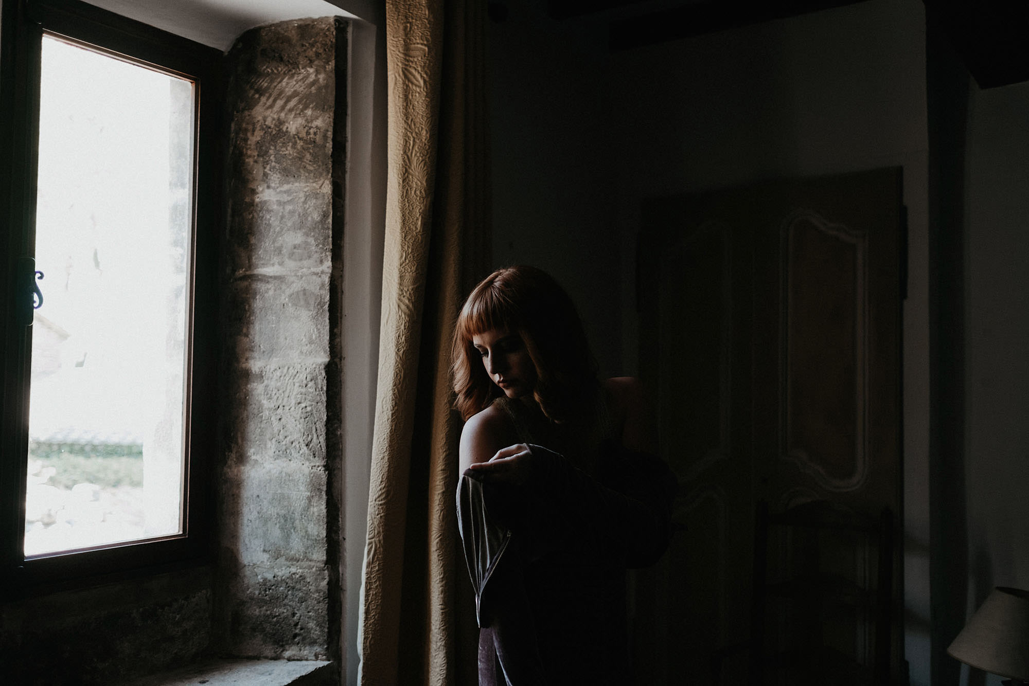 goult provence france elopement bride in apartment photo