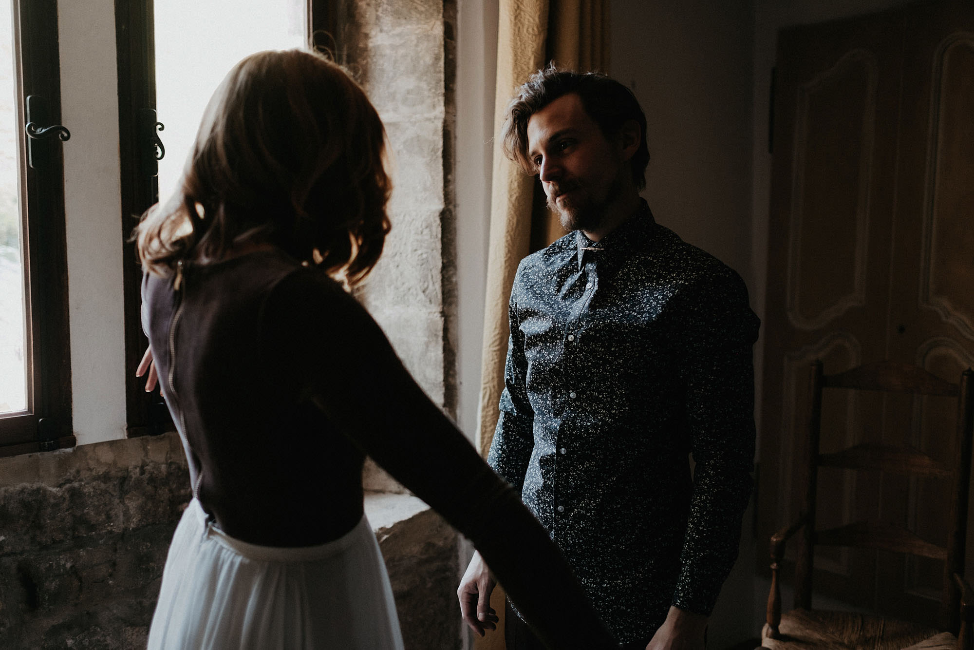 goult provence france elopement apartment couple getting ready photo