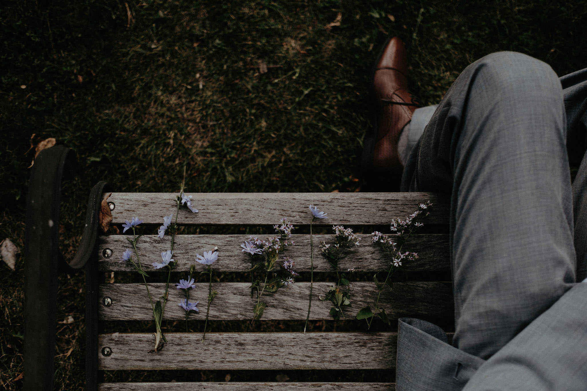 andover new jersey crossed keys estate adventure wedding photographer flowers on bench