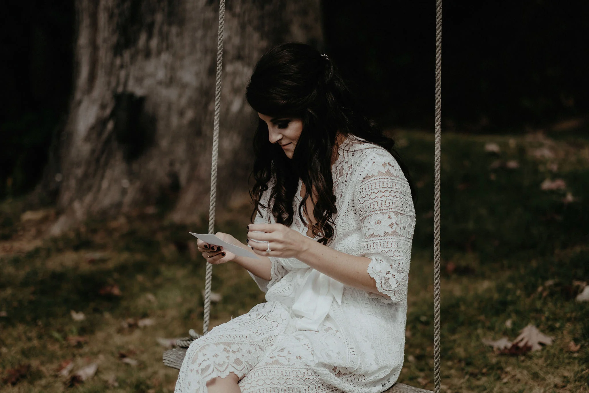 andover new jersey crossed keys estate adventure wedding photographer bride reading letter tree swing