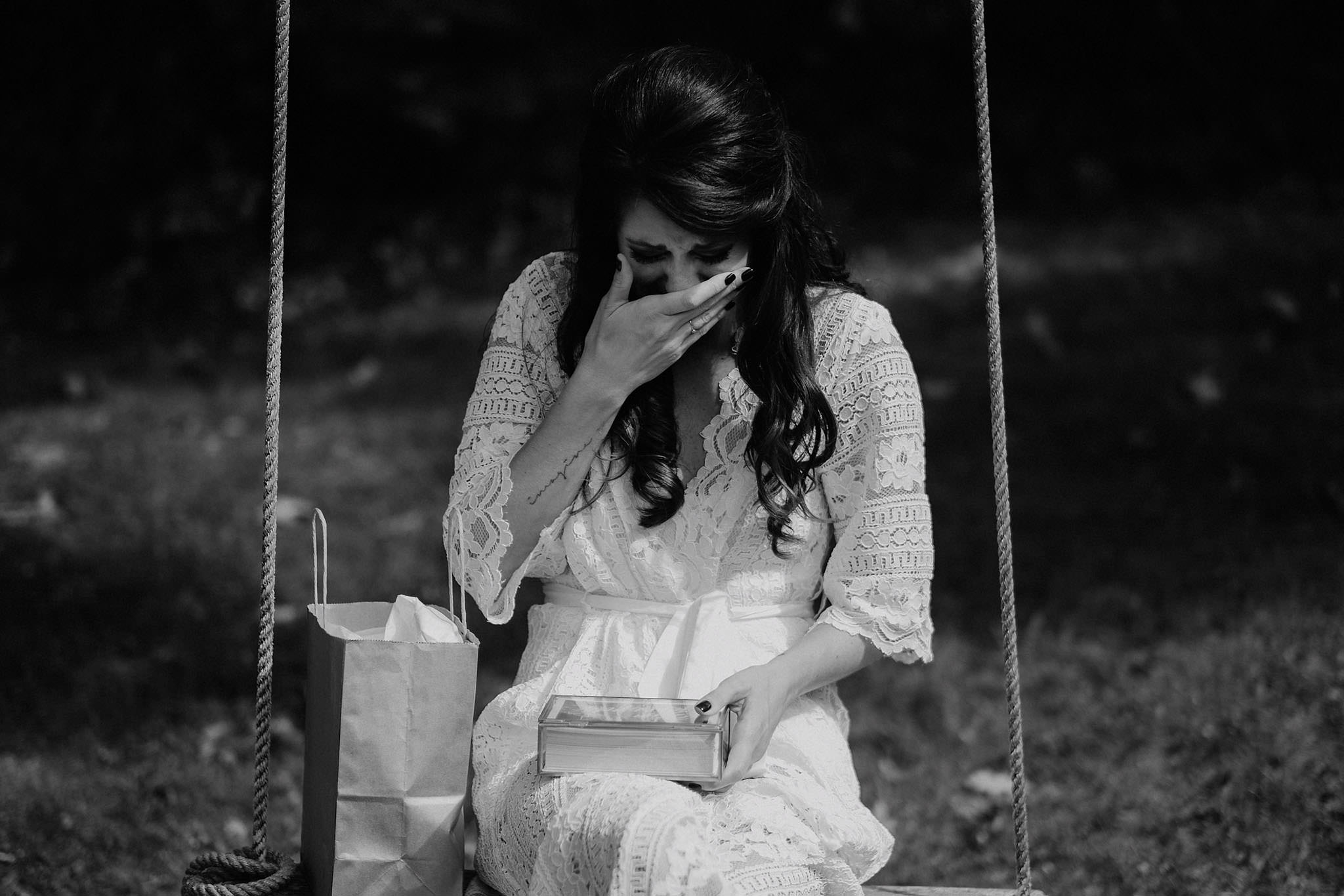andover new jersey crossed keys estate adventure wedding photographer bride reading letter tree swing crying